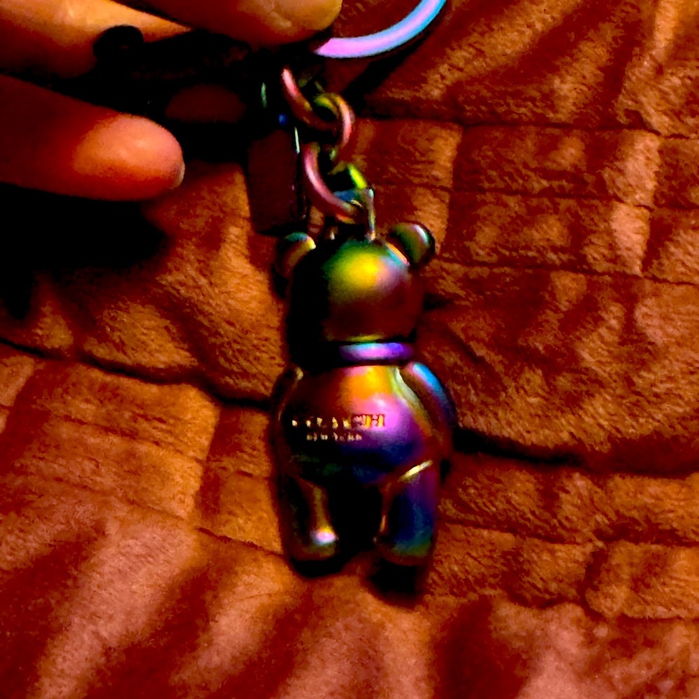 Coach 3D Multicolor oil slick, iridescent Metallic bear. Rare. Keychain FOB. - Picture 8 of 14